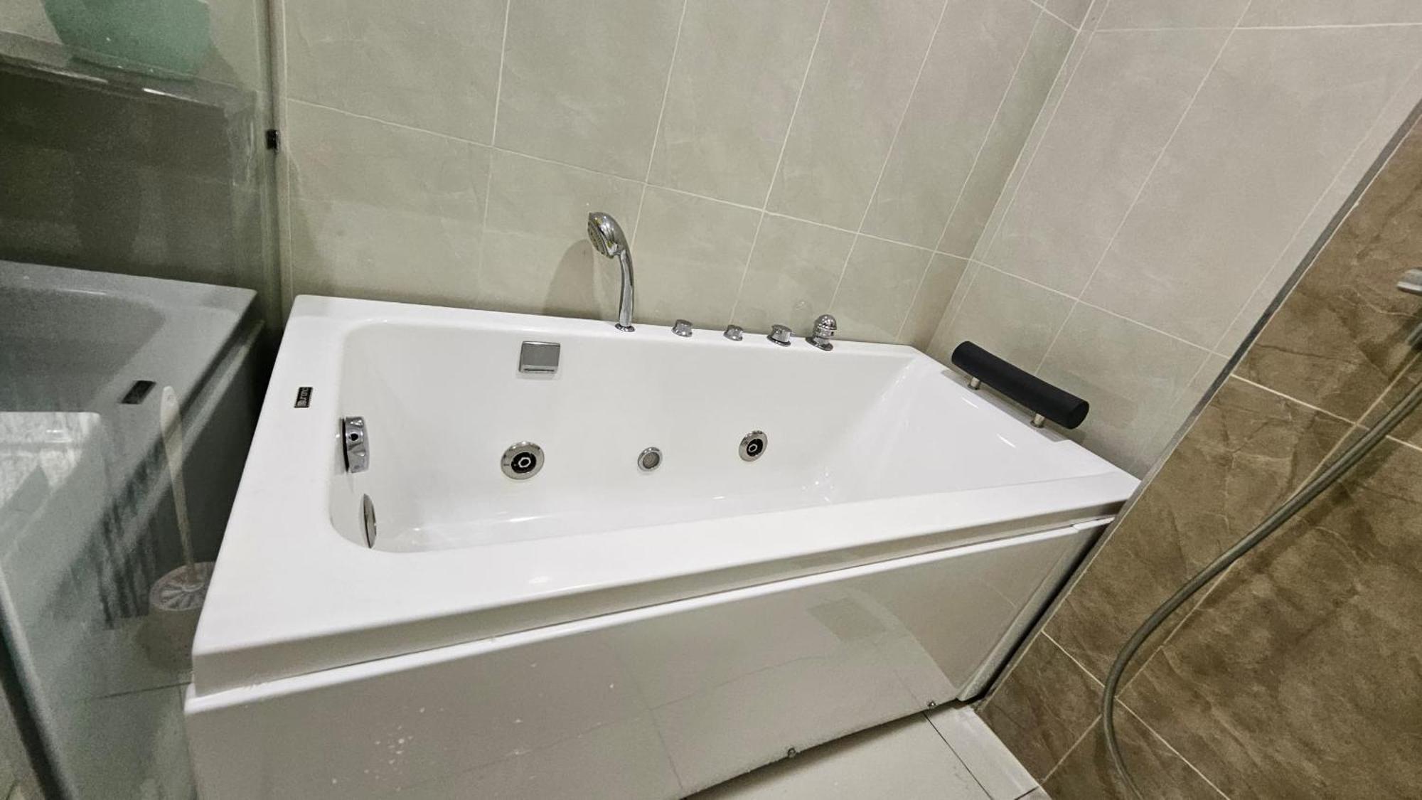 Paragon Suites Studios With Private Jacuzzi Near Ciq Rts Johor Bahru Zewnętrze zdjęcie