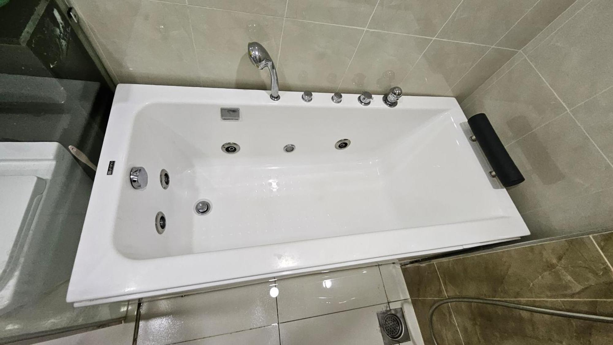 Paragon Suites Studios With Private Jacuzzi Near Ciq Rts Johor Bahru Zewnętrze zdjęcie