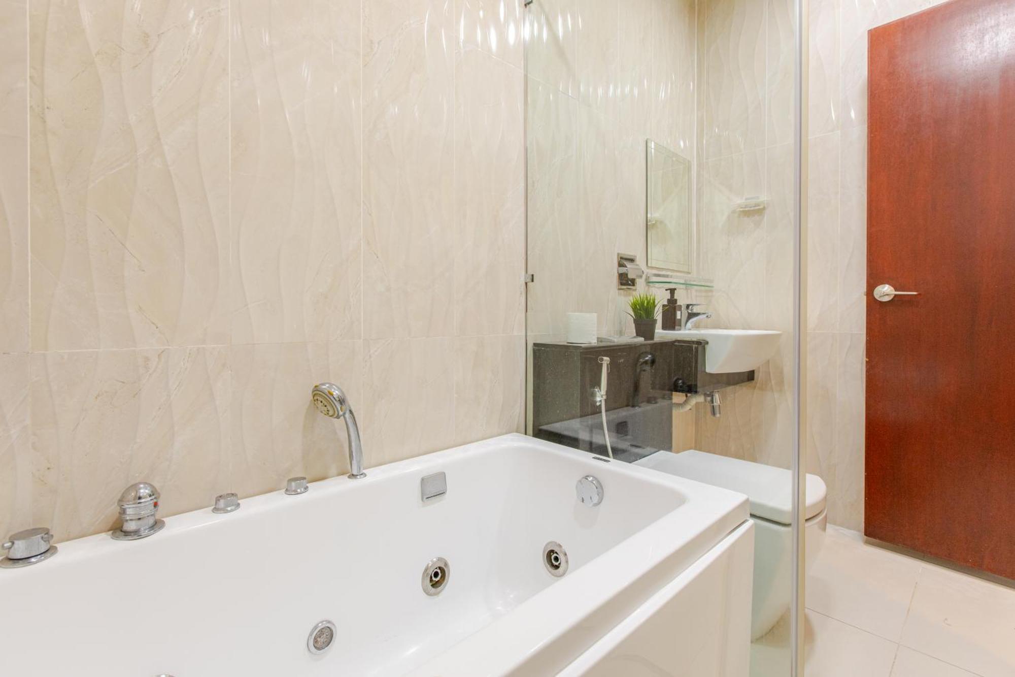 Paragon Suites Studios With Private Jacuzzi Near Ciq Rts Johor Bahru Zewnętrze zdjęcie
